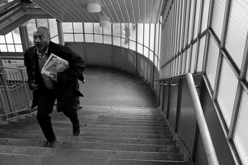hombre corriendo por las escaleras del metro de paris