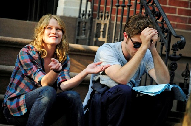 Robert Pattinson y Emilie de Ravin sentados