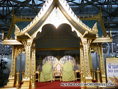 I presume these are seats for the Thai king and queen