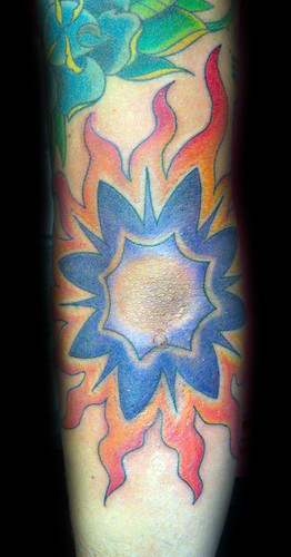 imagen tatuaje sol. Tatuaje sol en el codo Pupa Tattoo Granada