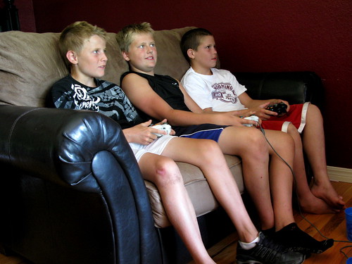 6th graders heavily engrossed in Call of Duty gaming, by OakleyOriginals, Creative Commons: Attribut