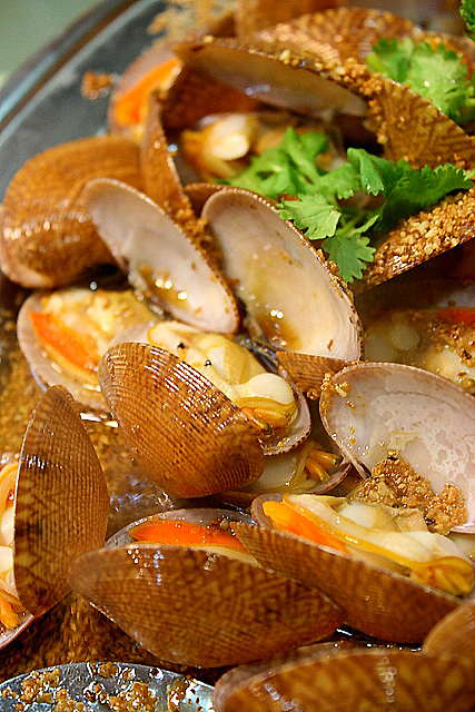 Flower clams doused with deep-fried minced garlic