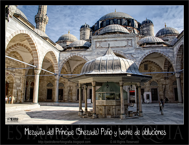 Mezquita del Principe (Shezade Mosque) - Patio y Fuente de Abluciones