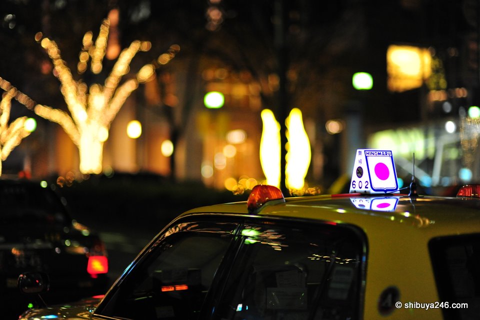Japanese taxis always look so clean, their paint work shining, and the little logo marks on top of the car lit up make the whole scene look like an inviting bar waiting for you to enter and have one last drink on the way home after a long night out.