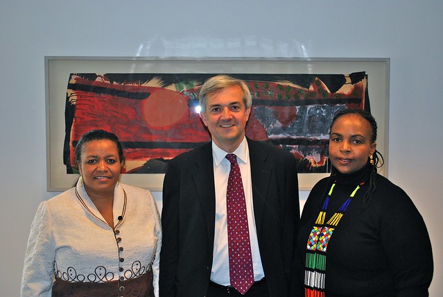 Die Ministerinnen Maite Nkoana-Mashabane (Außen) und Edna Molewa (Umwelt), hier mit Chris Huhne (britischer Klimaminister). Photo von flickr-user DECCukgov