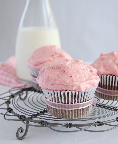 Chocolate-mayonnaise cupcakes with raspberry cream / Cupcakes de chocolate e maionese com chantilly de framboesa