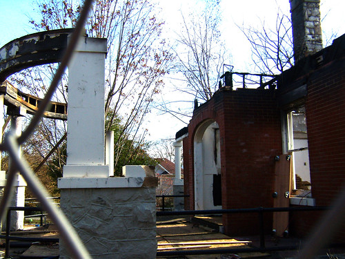 PB281989-2009-11-28-Goose-Burned-Paideia-School-West-Porch