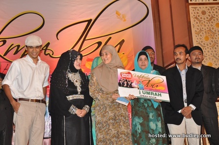 Ibu Mertua Lah Ahmad (Ex-VE) menang cabutan bertuah pakej Umrah tajaan Rabbani Travel & Tours dan rakan niaga.