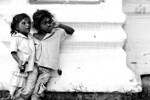 フリー画像|人物写真|子供ポートレイト|外国の子供|少女/女の子|少年/男の子|兄弟/姉妹|モノクロ写真|インド人|フリー素材|
