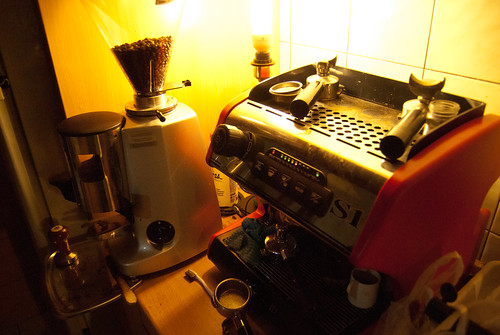 兩萬元的磨豆機跟八萬元的咖啡機。