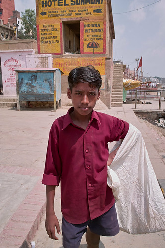 Varanasi河邊的少年