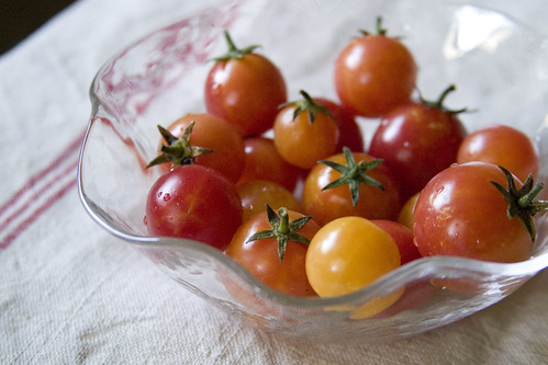 Cherry tomatoes in bowl (I)