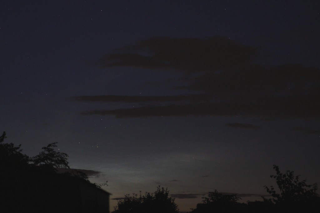 Nachtleuchtende Wolken während der Mondfinsternis, 15.Jun.2011, 22:43 MESZ