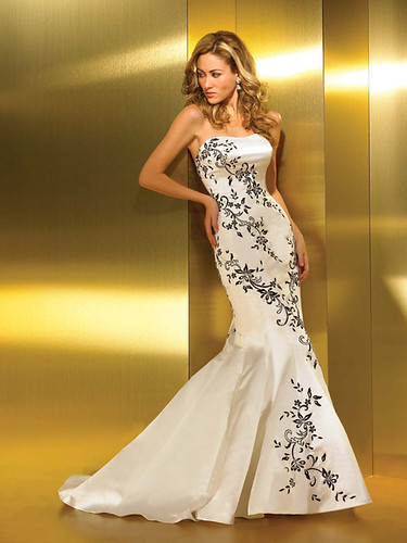 Wedding dress rich in embroidery and crystals.
