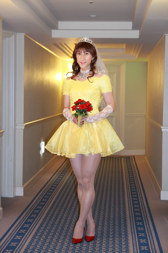 yellow wedding dress with a short piece of the model to be sexy
