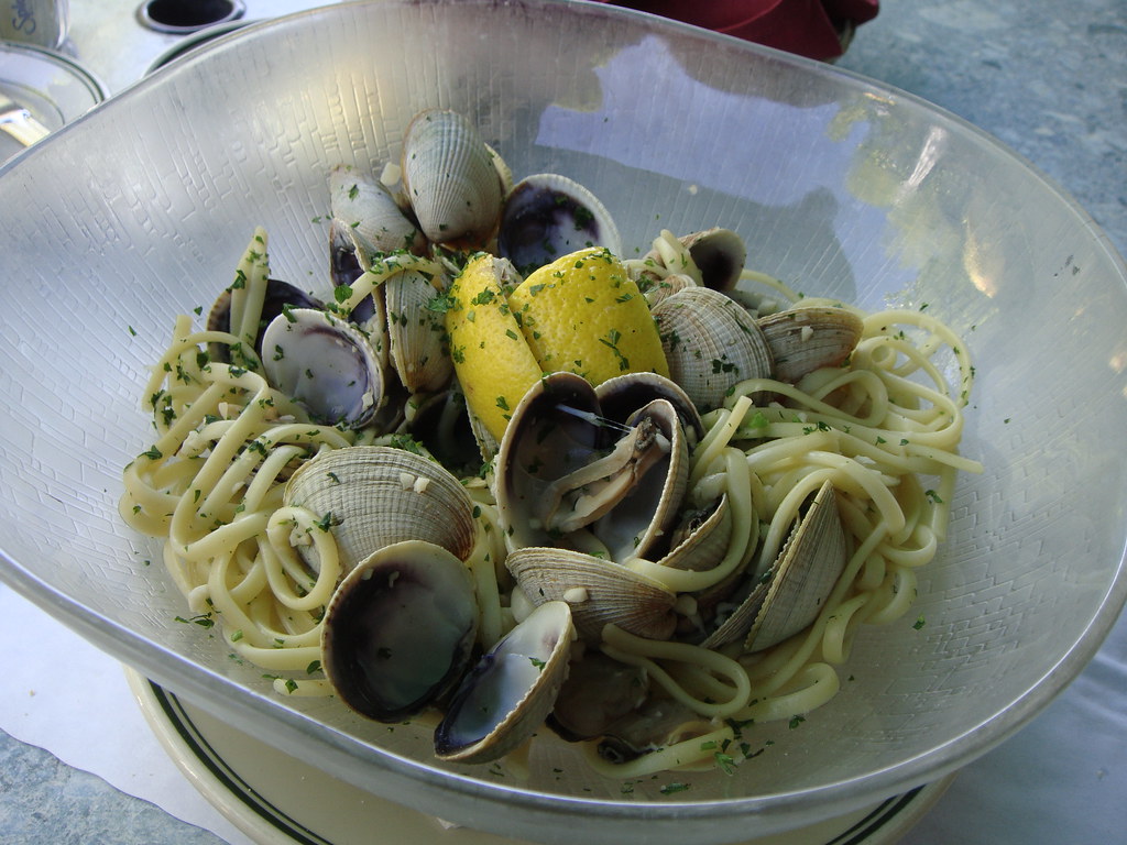 Clams in garlic sauce with linguine