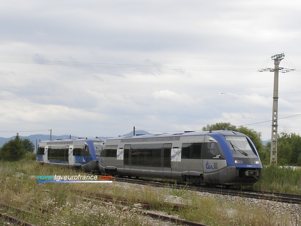 Deux automoteurs Diesel ATER de la SNCF du dépôt de Lyon-Vaise vont marquer l'arrêt en gare de La Freissinouse.