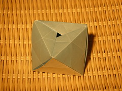 Iso-area octaedric container