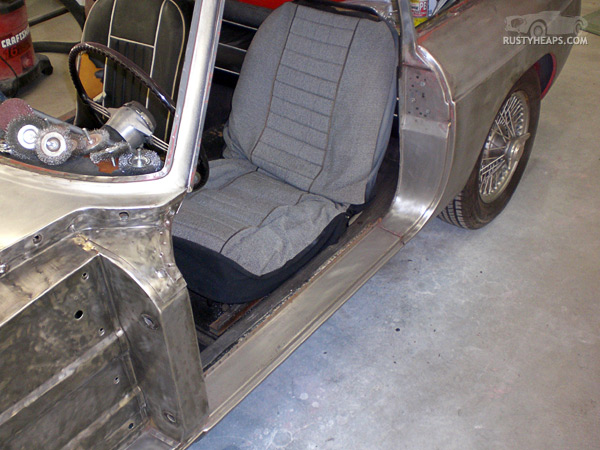 1967 MGB GT - door sill stripped