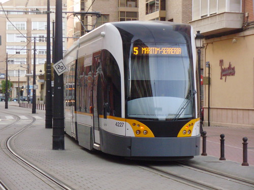 el tranvía como alternativa de transporte en Valencia, España por aktua.