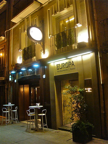 Vista exterior nocturna del Hotel Europa