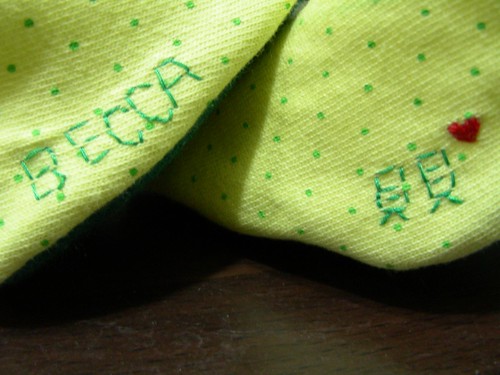 小黃鞋上繡小名貝貝及英文名Becca