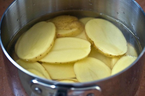 sliced potatoes in white vinegar