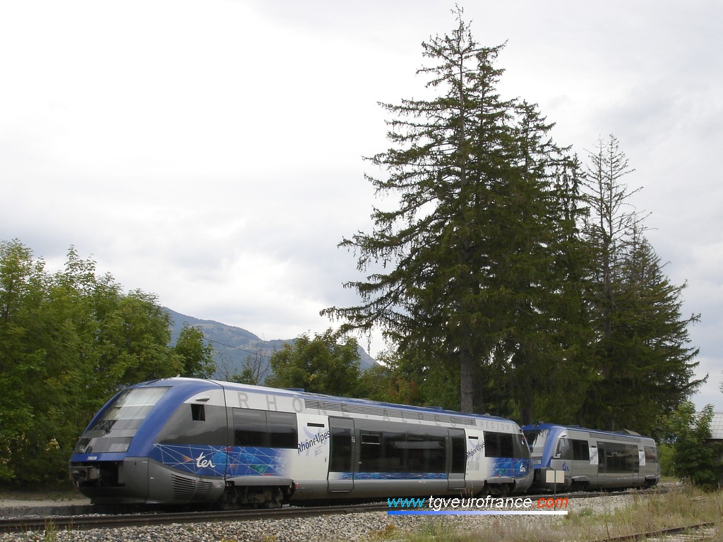 Deux autorails Diesel ATER de la SNCF en UM entrent en gare de La Freissinouse.
