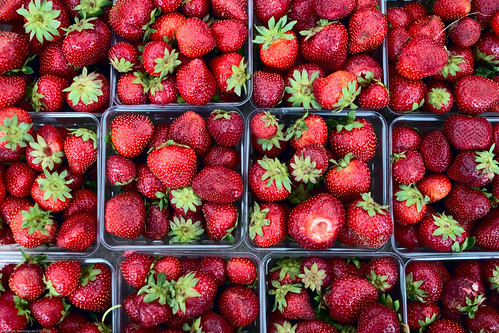 Strawberry, Farmers Market / 20090828.10D.51923.P1 / SML (by See-ming Lee 李思明 SML)