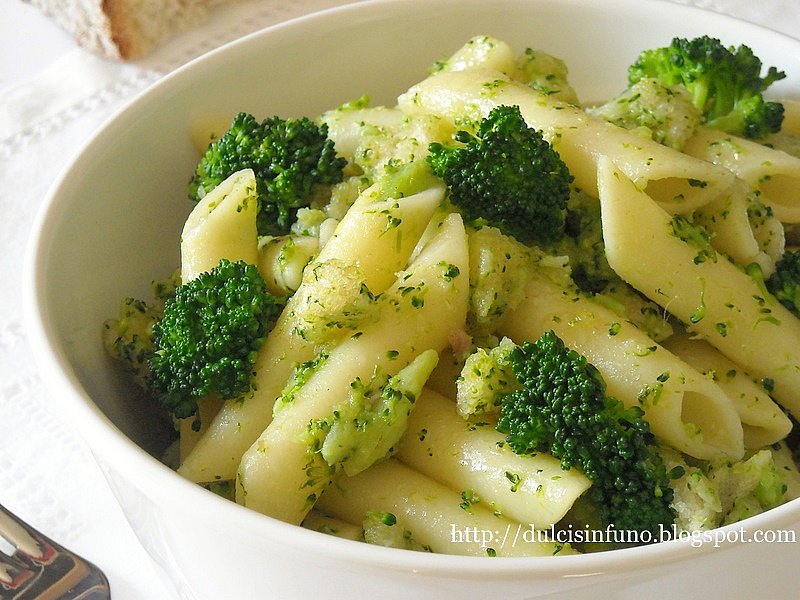 Penne con Broccoli, Alici e Mollica-Penne Pasta with Broccoli, Anchovies and Breadcrumbs