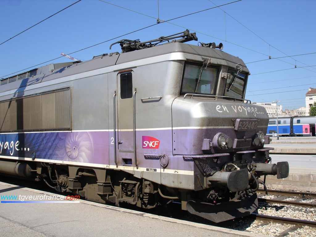 The BB 22402 SNCF locomotive with the "En voyage" livery at Marseille Saint-Charles station