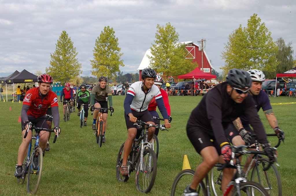 There you go...photographic proof Im racing at Heiser Farms...albeit, in the back of the pack!
