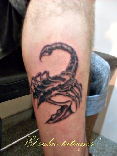 Tattoo de Escorpi n en la pantorrilla