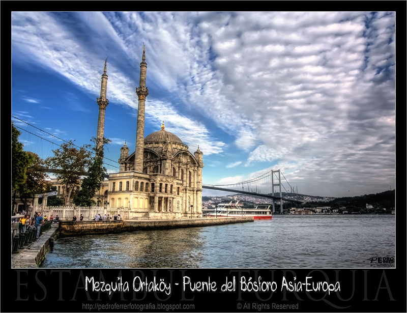Ortaköy. Mezquita y Puente del Bósforo Asia - Europa
