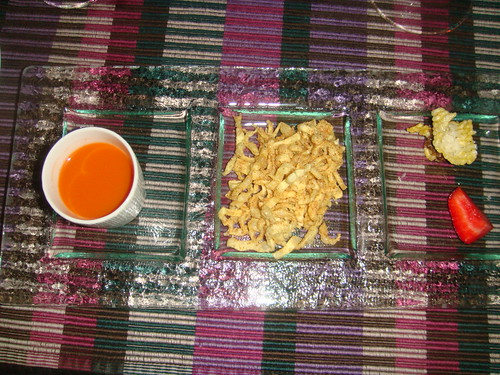 Zumo de naranja y zanahoria; pan crujiente de atún y fresa; y su versión del rissoto con queso parmesano