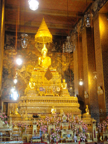 More inside Wat Pho