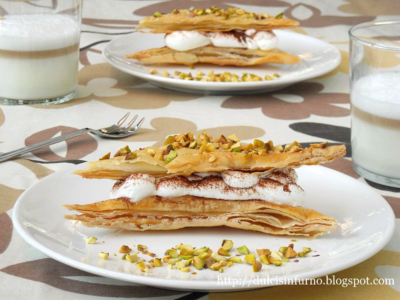 Triangoli di Pasta Sfoglia con Panna e Cacao-Puff Pastry Triangles with Whipped Cream and Cocoa