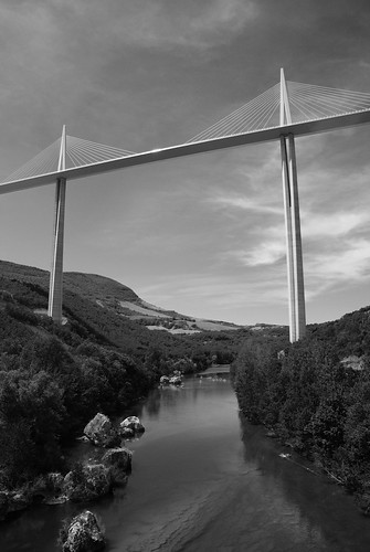 Millau viaduct central pillars from the bottom by Chris _E78.