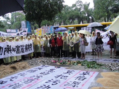 彰化縣500位蚵農10月5日颱風天北上抗議中科無法解決廢水問題。呂苡榕攝。