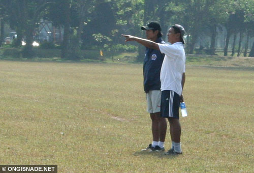 Mantan pelatih Arema, Gusnul Yakin, di pinggir lapangan bersama Joko Susilo