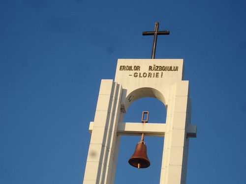 Stela cu clopotul şi crucea la Memorialul de la Şerpeni