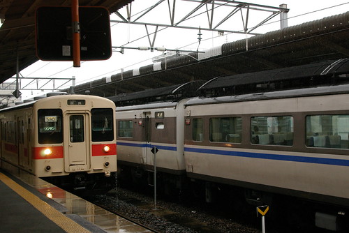 JRW 105series(left)+kiha181series(right) in Tenri,Tenri,Nara,Japan 2009/7/28