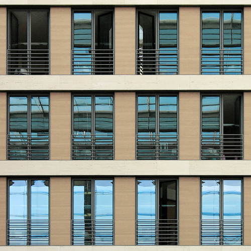 fassade mit offenen fenstern :: facade with open windows