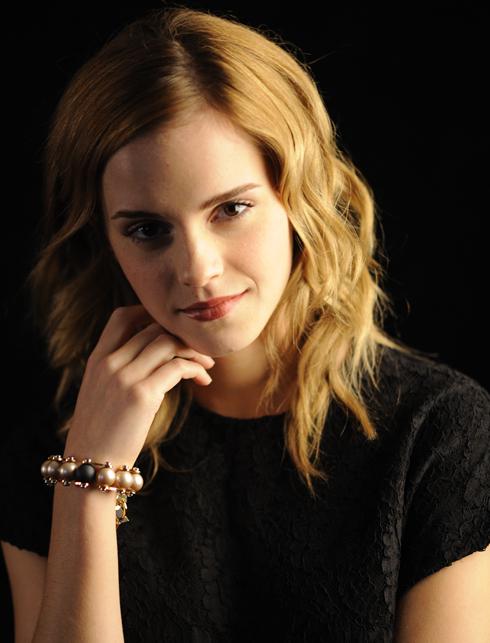 Emma Watson modela pulsera