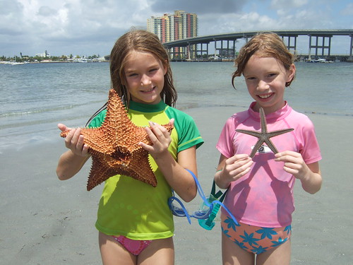  Rylee and Sydney with a Big Starfish!!!