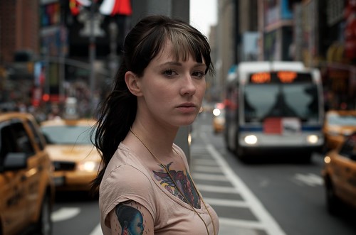 フリー写真素材|人物|女性|街角|アメリカ人|刺青・タトゥー|