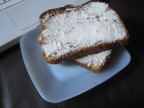 Toast with cream cheese at home