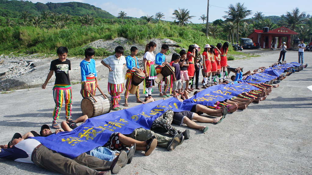 來自各地及部落約80位民眾, 躺在基翬漁港前，以行動表達他們對土地的關切。（照片來源:林念慈）