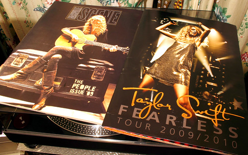  Taylor Swift "Fearless" Tour Book & Taylor on the cover of "Nashville 