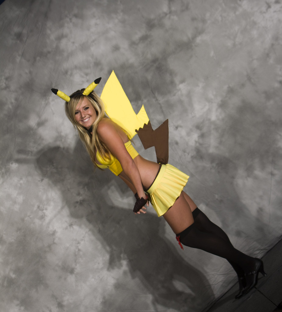 Thumb Pokemom girl cosplay as Pikachu